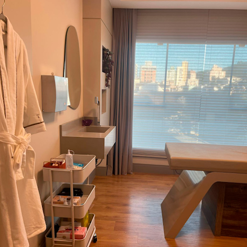 Sala de tratamento com vista para Itajaí